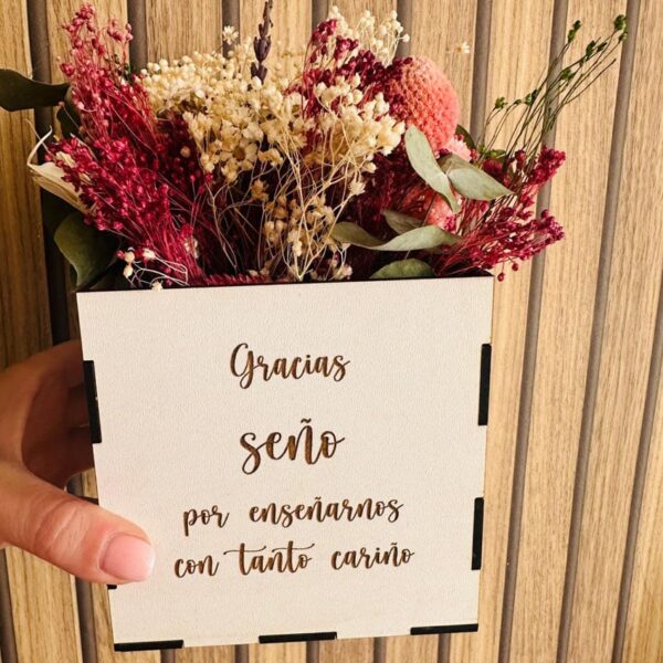 Caja grabada con flores preservadas