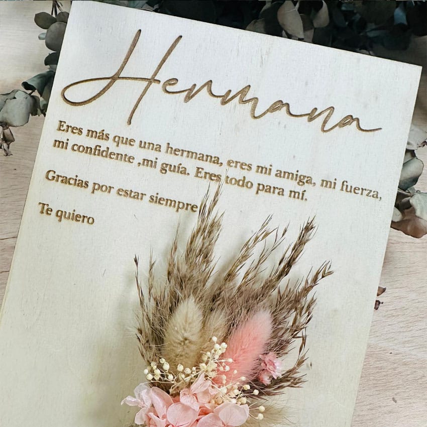 Placa de madera con flores preservadas