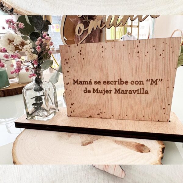Base de madera con placa grabada y ramillete