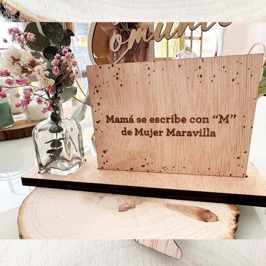 Base de madera con placa grabada y ramillete